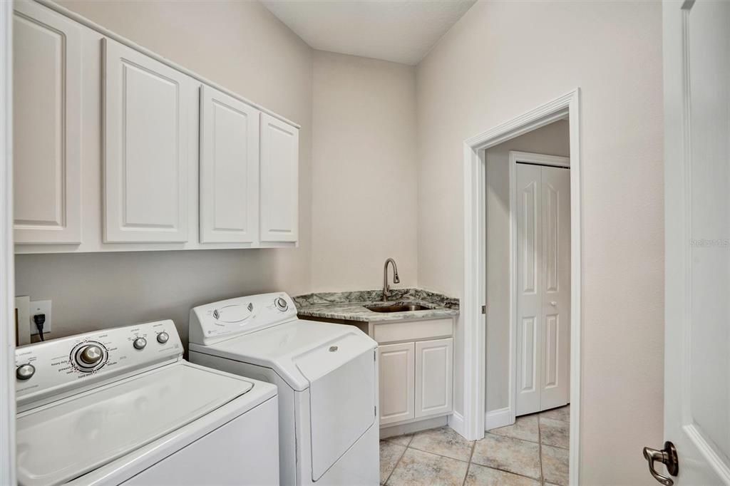 Activo con contrato: $698,000 (4 camas, 2 baños, 2000 Pies cuadrados)