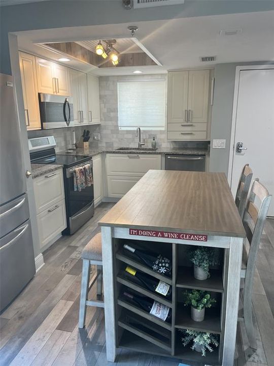 For Rent: $2,700 (1 beds, 1 baths, 733 Square Feet)