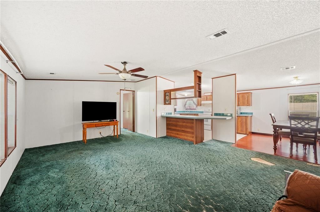 Activo con contrato: $265,000 (4 camas, 2 baños, 1512 Pies cuadrados)