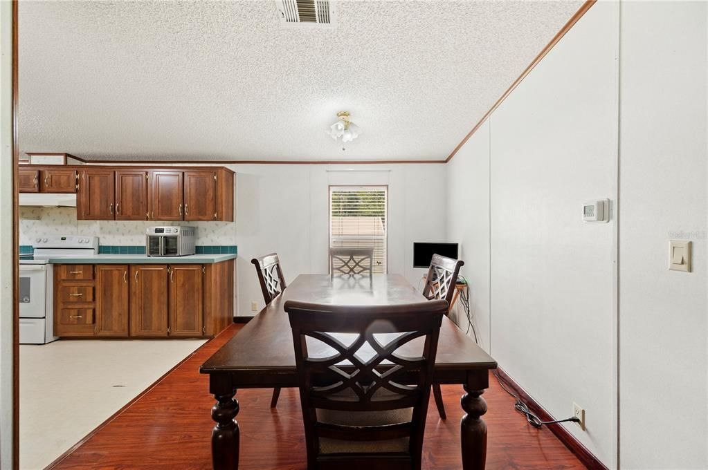 Activo con contrato: $265,000 (4 camas, 2 baños, 1512 Pies cuadrados)