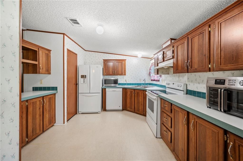 Activo con contrato: $265,000 (4 camas, 2 baños, 1512 Pies cuadrados)