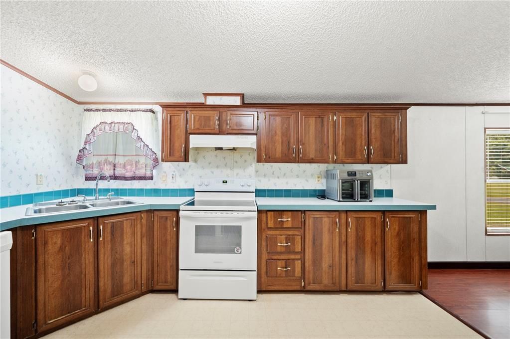 Activo con contrato: $265,000 (4 camas, 2 baños, 1512 Pies cuadrados)