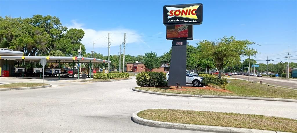 На продажу: $699,900 (1.01 acres)