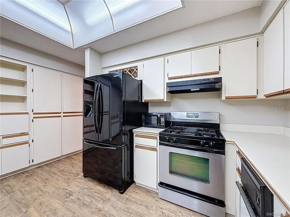 待售: $420,000 (3 贝兹, 2 浴室, 2228 平方英尺)