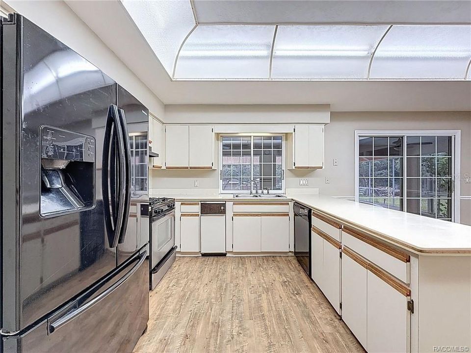 待售: $420,000 (3 贝兹, 2 浴室, 2228 平方英尺)