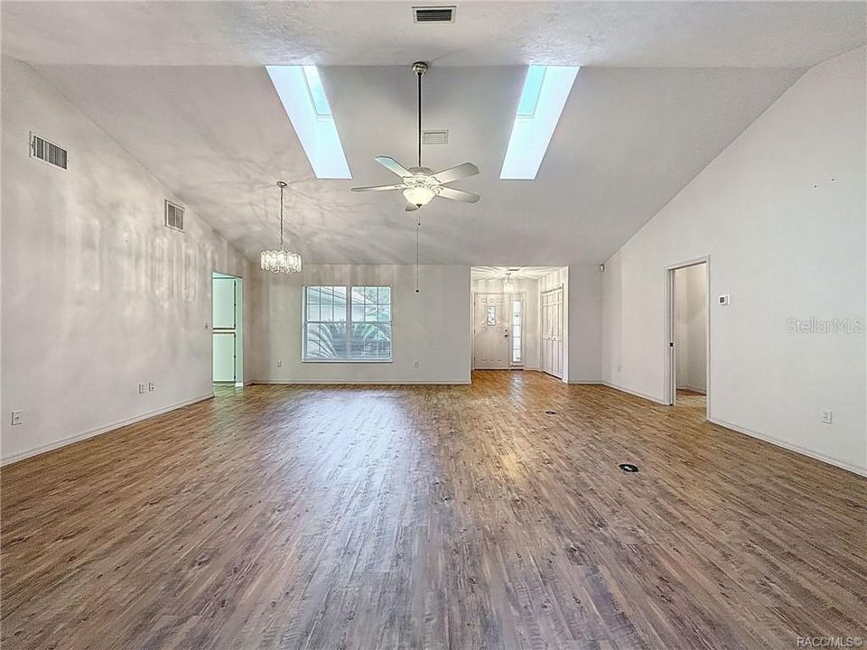 待售: $420,000 (3 贝兹, 2 浴室, 2228 平方英尺)