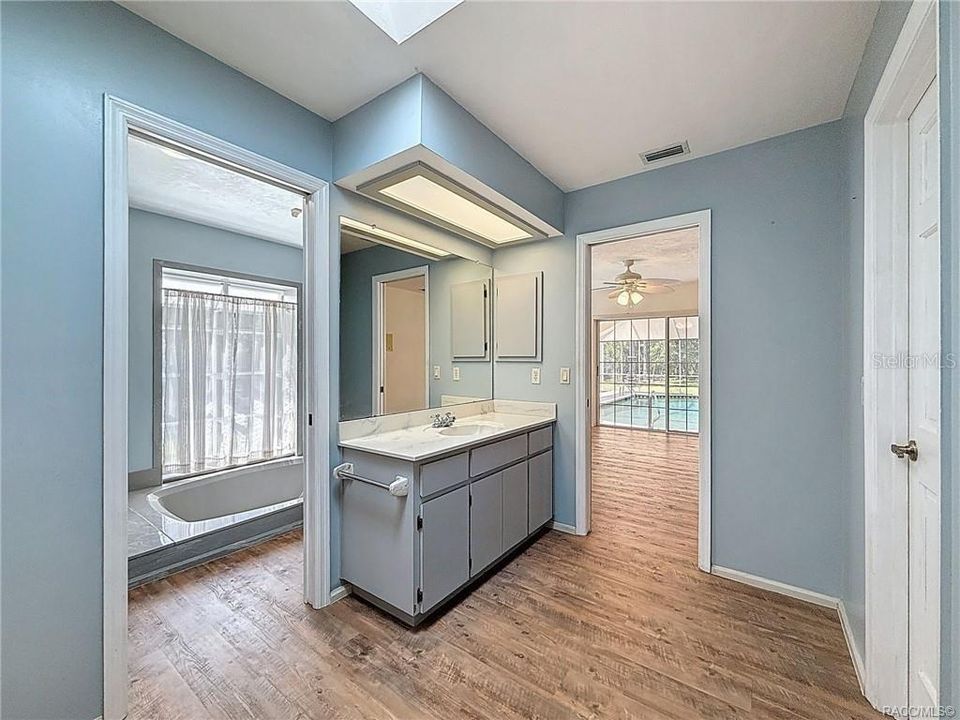 待售: $420,000 (3 贝兹, 2 浴室, 2228 平方英尺)