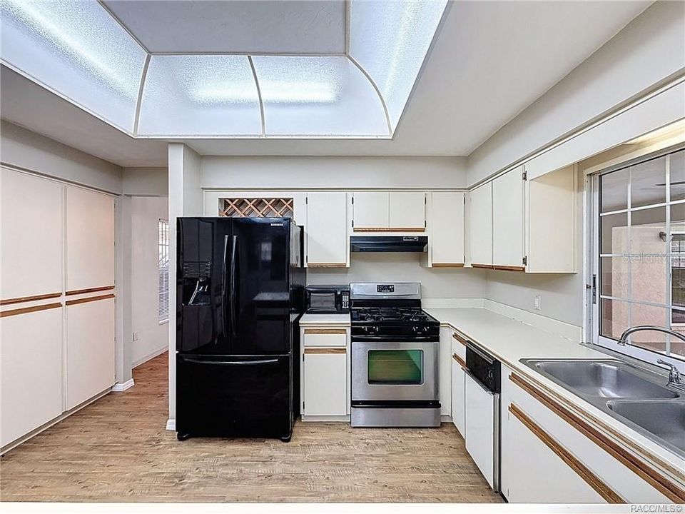 待售: $420,000 (3 贝兹, 2 浴室, 2228 平方英尺)