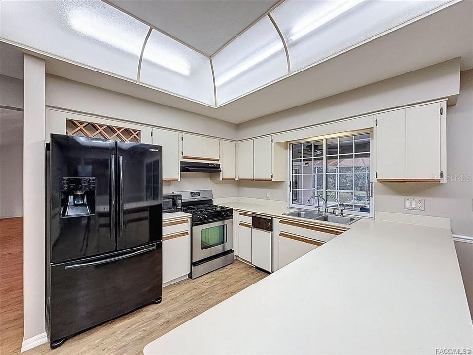 待售: $420,000 (3 贝兹, 2 浴室, 2228 平方英尺)