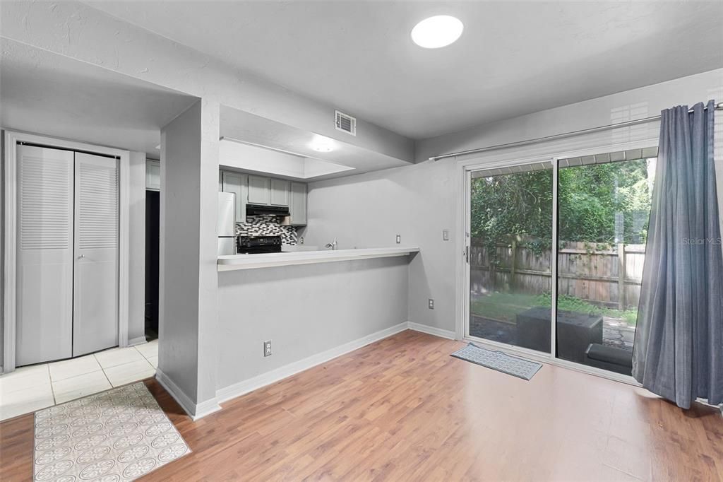 Под контрактом: $158,500 (2 спален, 1 ванн, 1160 Квадратных фут)