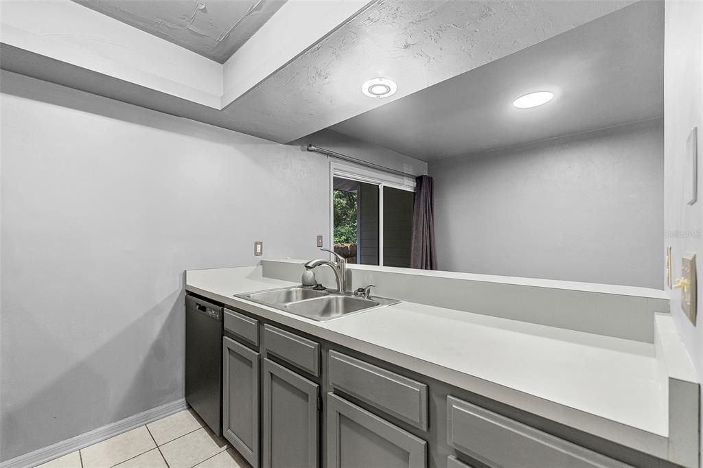 Под контрактом: $158,500 (2 спален, 1 ванн, 1160 Квадратных фут)