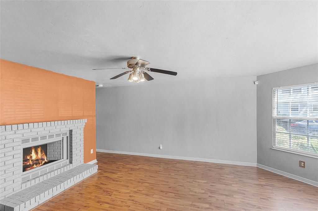 Под контрактом: $158,500 (2 спален, 1 ванн, 1160 Квадратных фут)