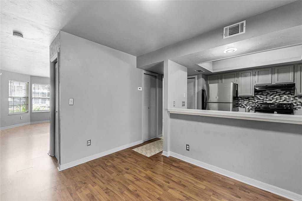 Под контрактом: $158,500 (2 спален, 1 ванн, 1160 Квадратных фут)