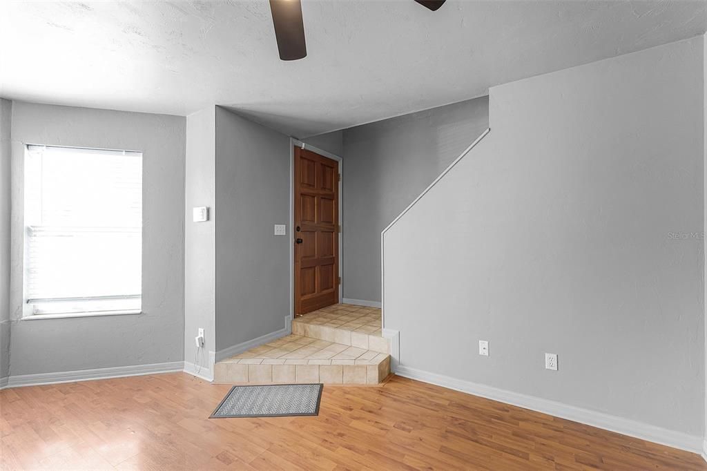 Под контрактом: $158,500 (2 спален, 1 ванн, 1160 Квадратных фут)