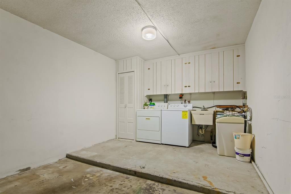 Active With Contract: $155,000 (1 beds, 1 baths, 814 Square Feet)