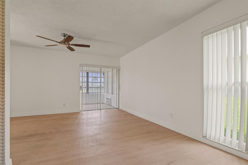 Active With Contract: $155,000 (1 beds, 1 baths, 814 Square Feet)