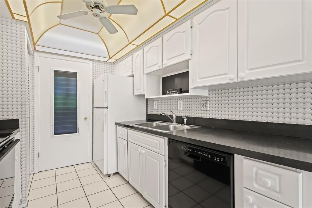 Active With Contract: $155,000 (1 beds, 1 baths, 814 Square Feet)