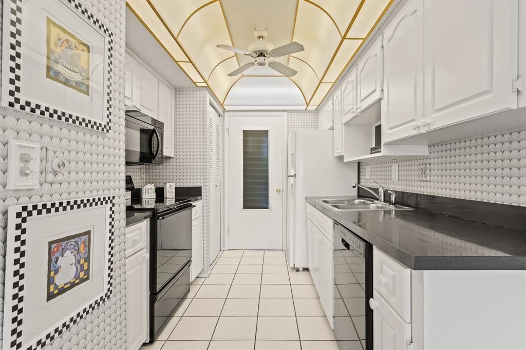 Active With Contract: $155,000 (1 beds, 1 baths, 814 Square Feet)