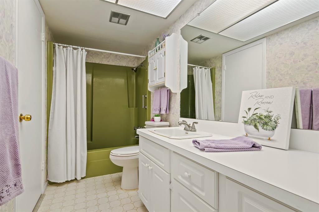 Active With Contract: $155,000 (1 beds, 1 baths, 814 Square Feet)