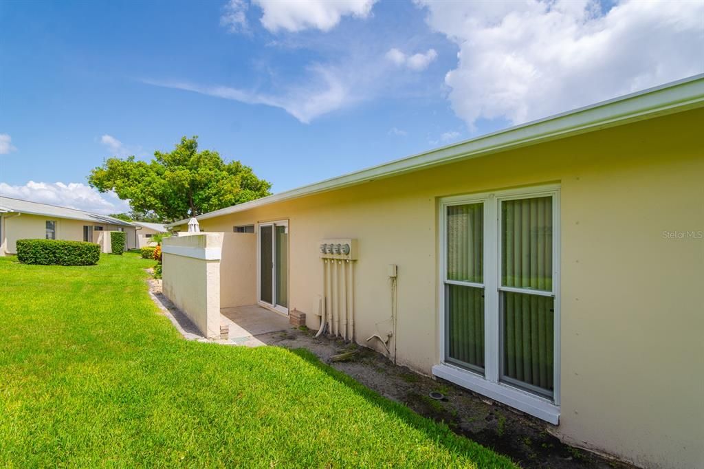 Active With Contract: $155,000 (1 beds, 1 baths, 814 Square Feet)