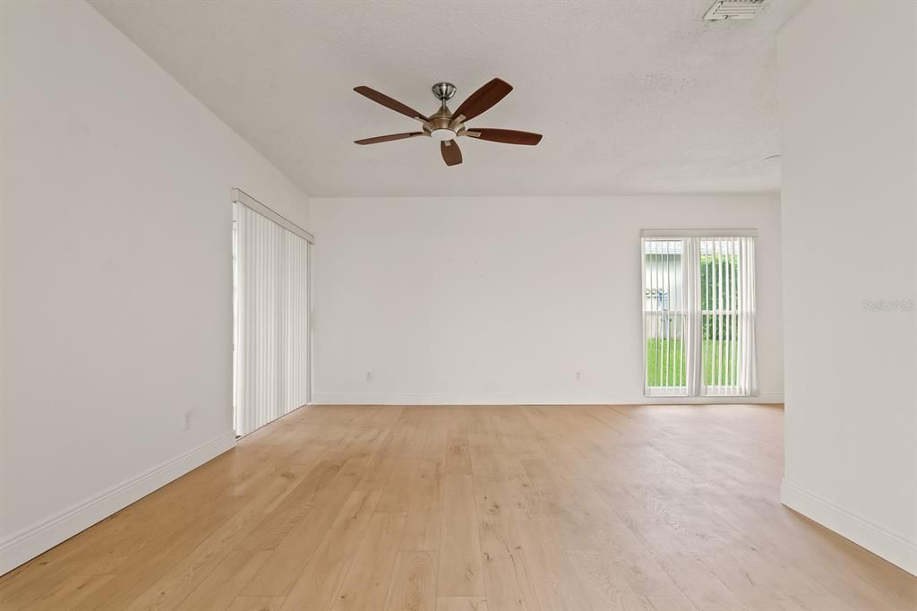 Active With Contract: $155,000 (1 beds, 1 baths, 814 Square Feet)