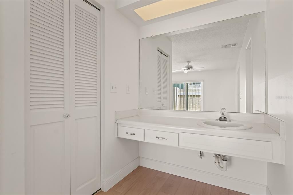 Active With Contract: $155,000 (1 beds, 1 baths, 814 Square Feet)
