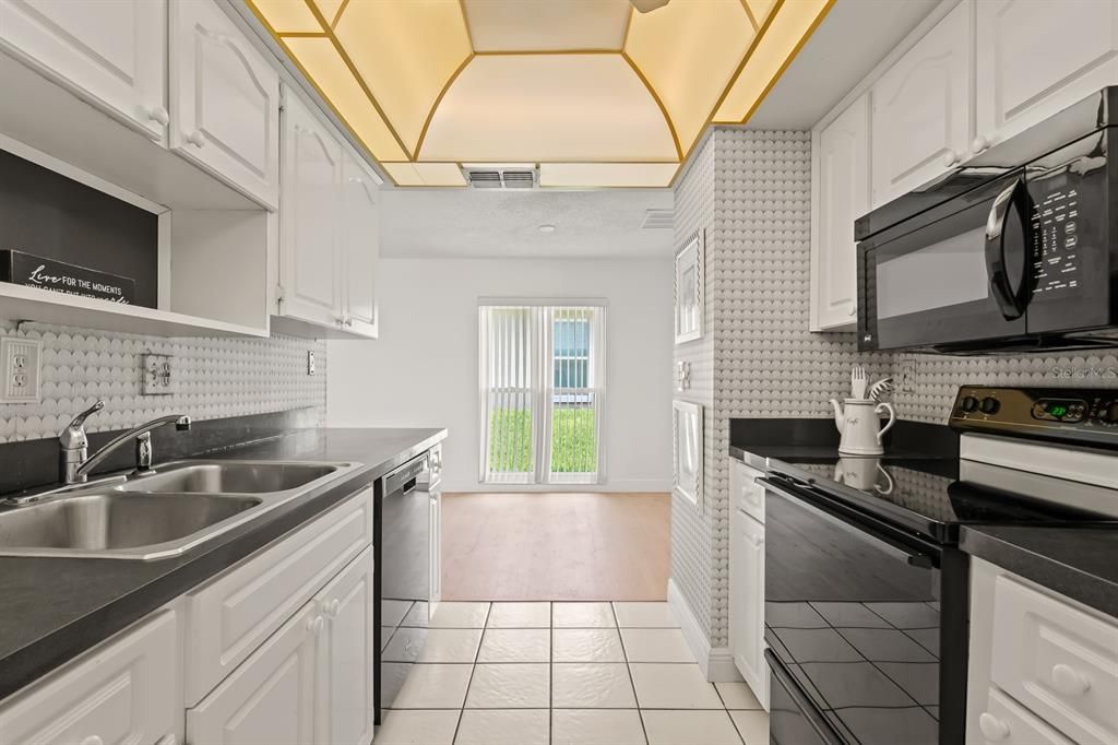 Active With Contract: $155,000 (1 beds, 1 baths, 814 Square Feet)