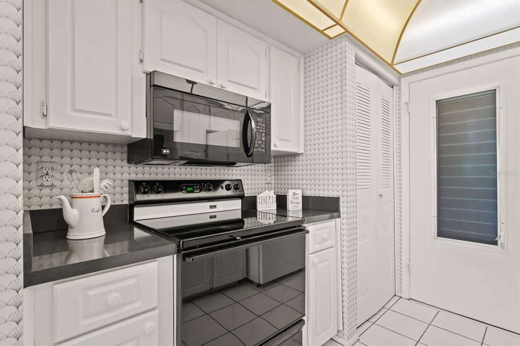 Active With Contract: $155,000 (1 beds, 1 baths, 814 Square Feet)