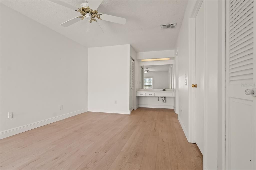 Active With Contract: $155,000 (1 beds, 1 baths, 814 Square Feet)