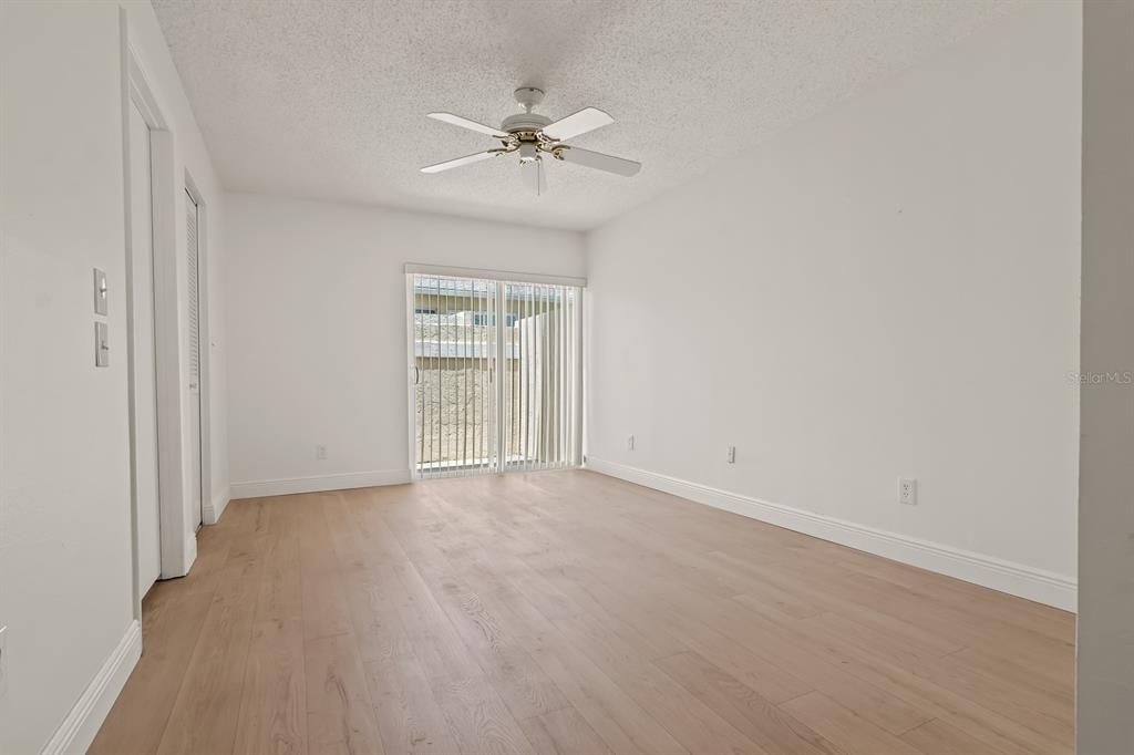 Active With Contract: $155,000 (1 beds, 1 baths, 814 Square Feet)