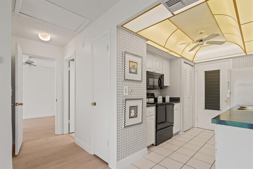 Active With Contract: $155,000 (1 beds, 1 baths, 814 Square Feet)