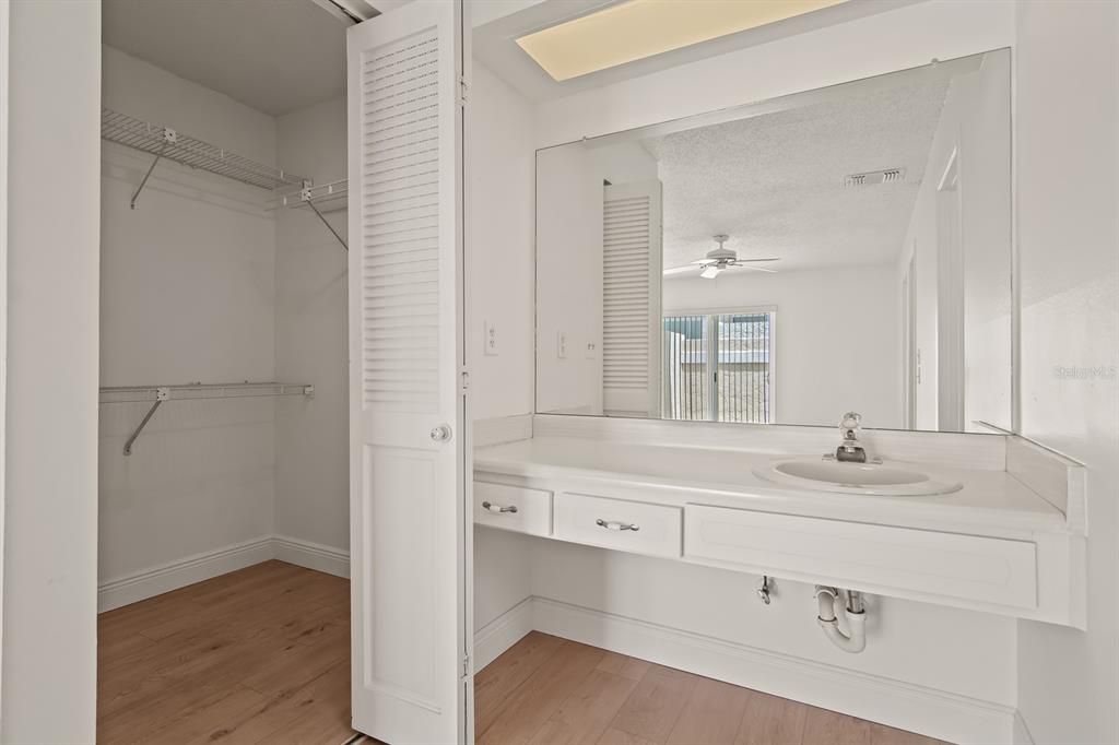 Active With Contract: $155,000 (1 beds, 1 baths, 814 Square Feet)