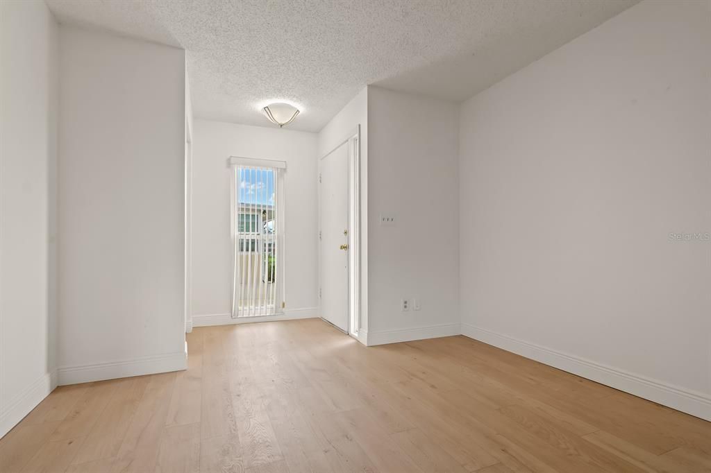Active With Contract: $155,000 (1 beds, 1 baths, 814 Square Feet)