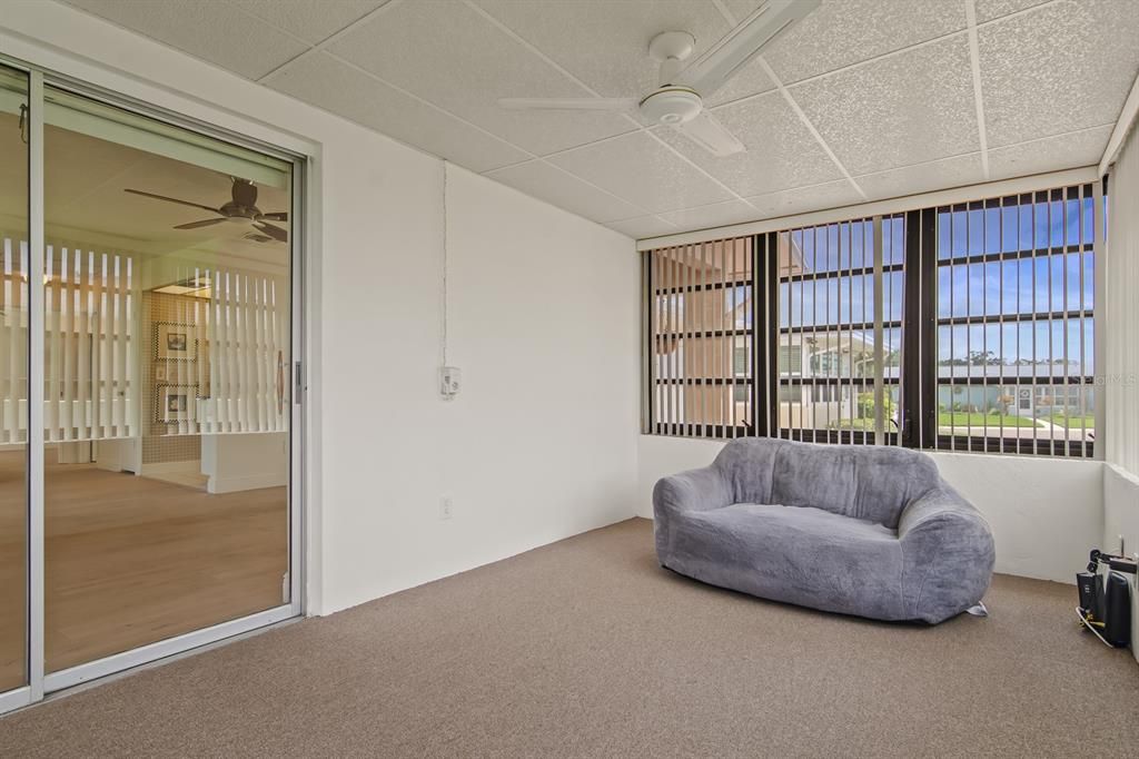 Active With Contract: $155,000 (1 beds, 1 baths, 814 Square Feet)