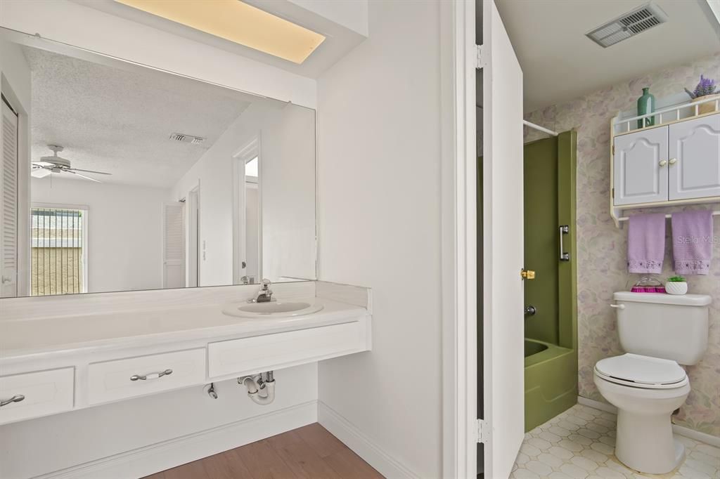 Active With Contract: $155,000 (1 beds, 1 baths, 814 Square Feet)