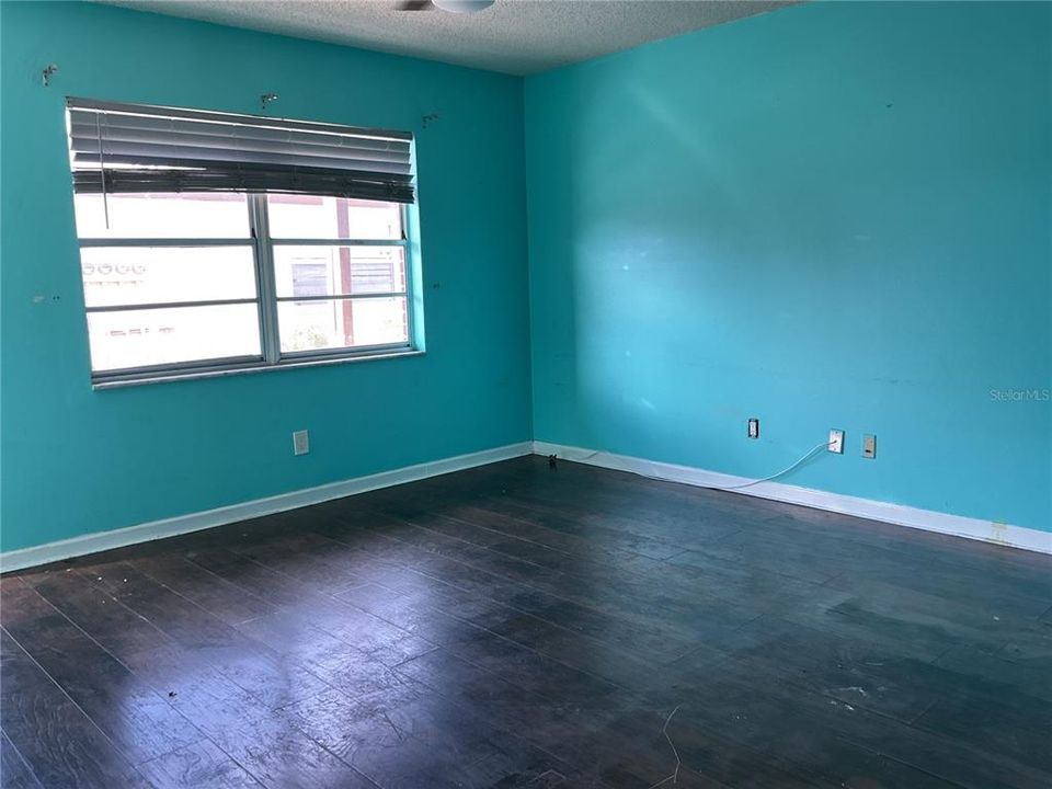 合同活跃: $89,900 (1 贝兹, 1 浴室, 593 平方英尺)