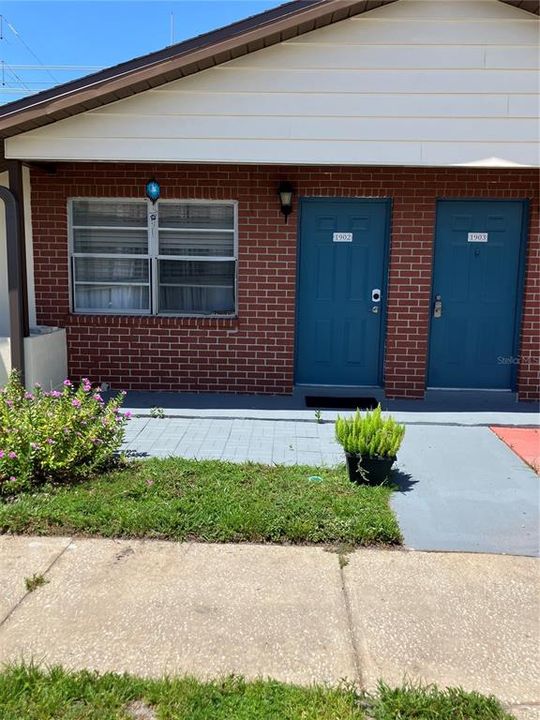 合同活跃: $89,900 (1 贝兹, 1 浴室, 593 平方英尺)