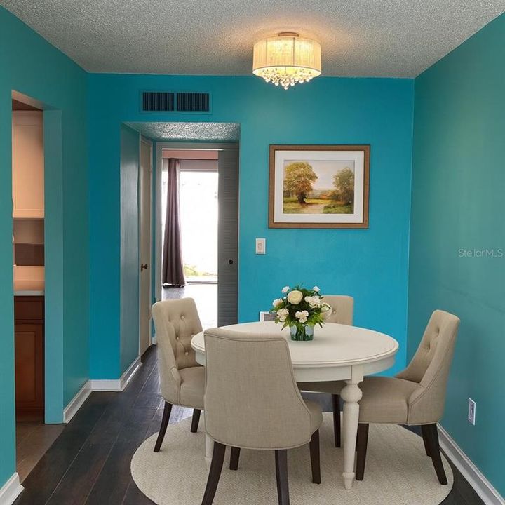 合同活跃: $89,900 (1 贝兹, 1 浴室, 593 平方英尺)