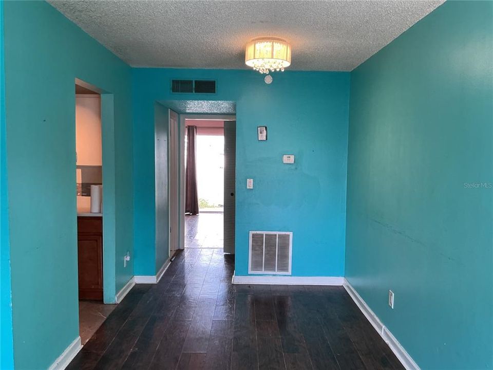 合同活跃: $89,900 (1 贝兹, 1 浴室, 593 平方英尺)