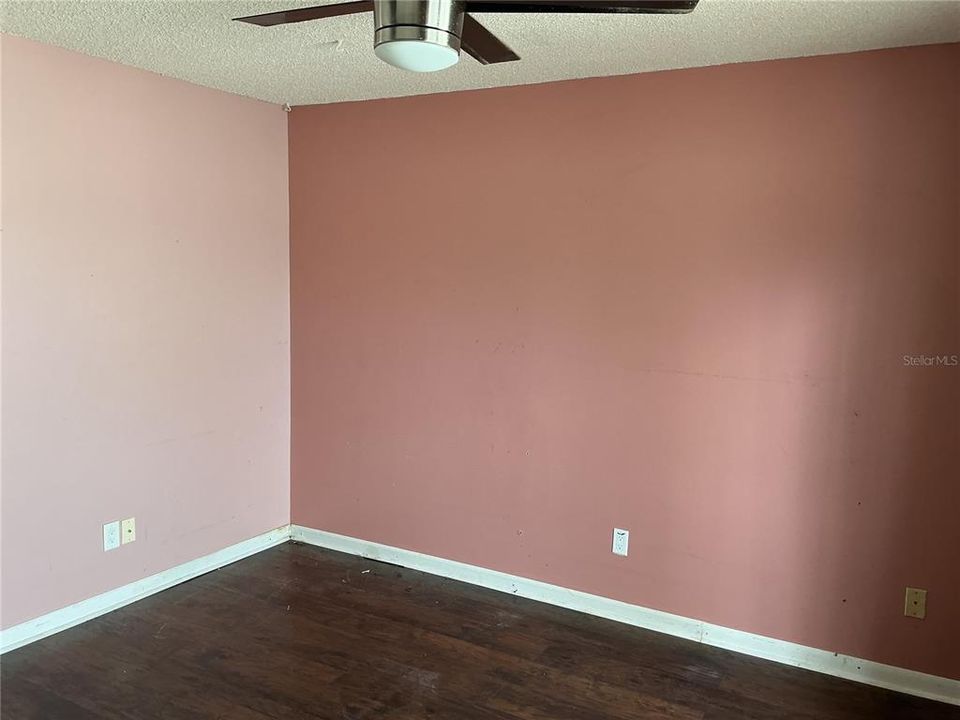 合同活跃: $89,900 (1 贝兹, 1 浴室, 593 平方英尺)