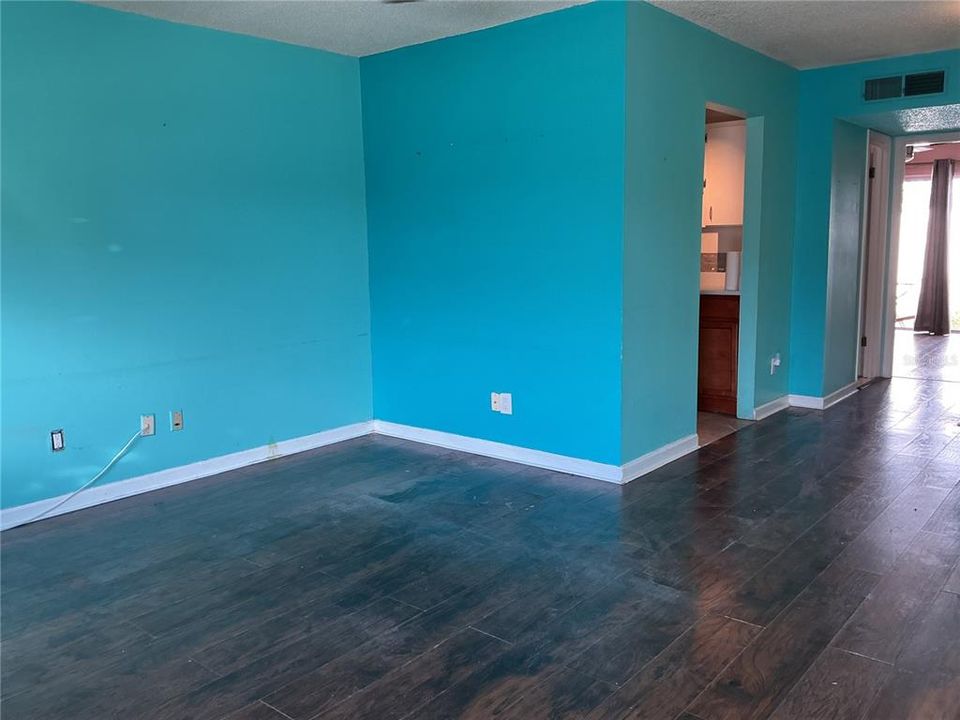 合同活跃: $89,900 (1 贝兹, 1 浴室, 593 平方英尺)