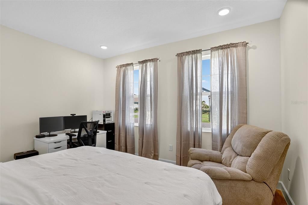 合同活跃: $999,999 (4 贝兹, 3 浴室, 3248 平方英尺)