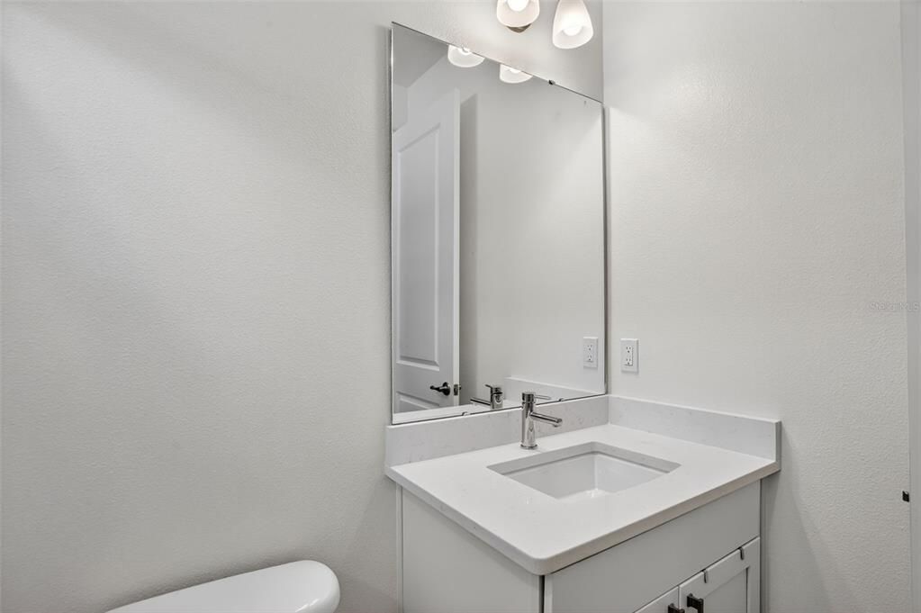 合同活跃: $999,999 (4 贝兹, 3 浴室, 3248 平方英尺)