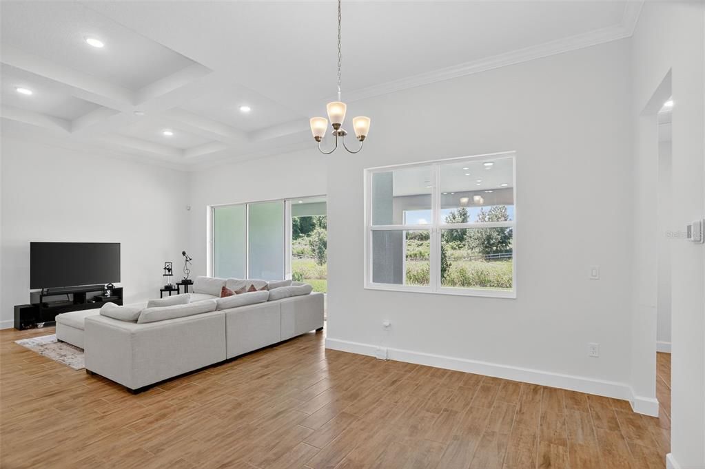 合同活跃: $999,999 (4 贝兹, 3 浴室, 3248 平方英尺)