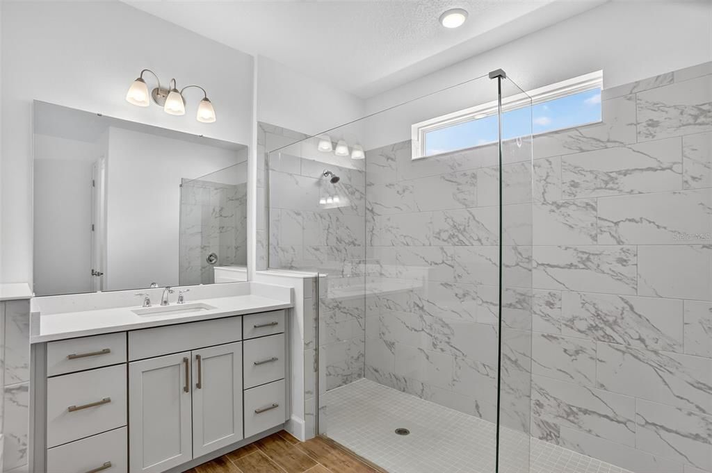 合同活跃: $999,999 (4 贝兹, 3 浴室, 3248 平方英尺)