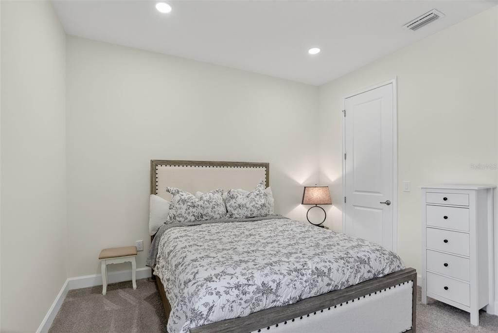 合同活跃: $999,999 (4 贝兹, 3 浴室, 3248 平方英尺)