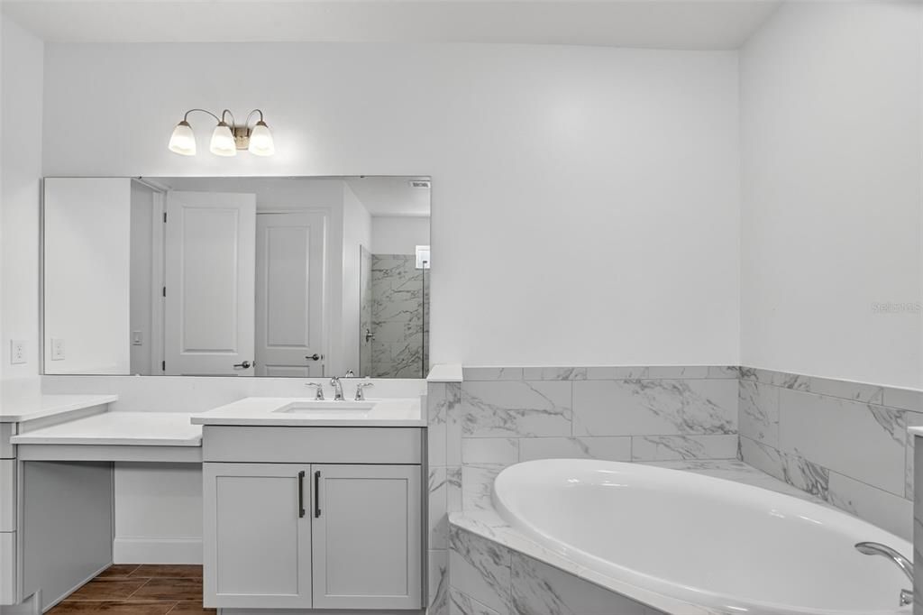 合同活跃: $999,999 (4 贝兹, 3 浴室, 3248 平方英尺)