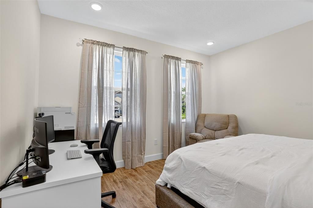 合同活跃: $999,999 (4 贝兹, 3 浴室, 3248 平方英尺)