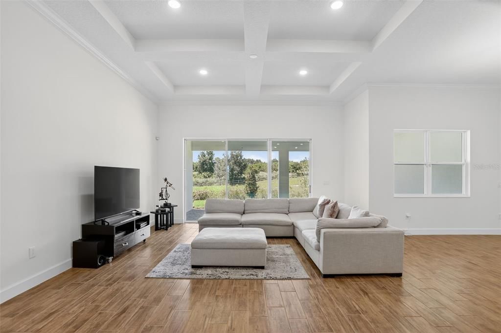 合同活跃: $999,999 (4 贝兹, 3 浴室, 3248 平方英尺)