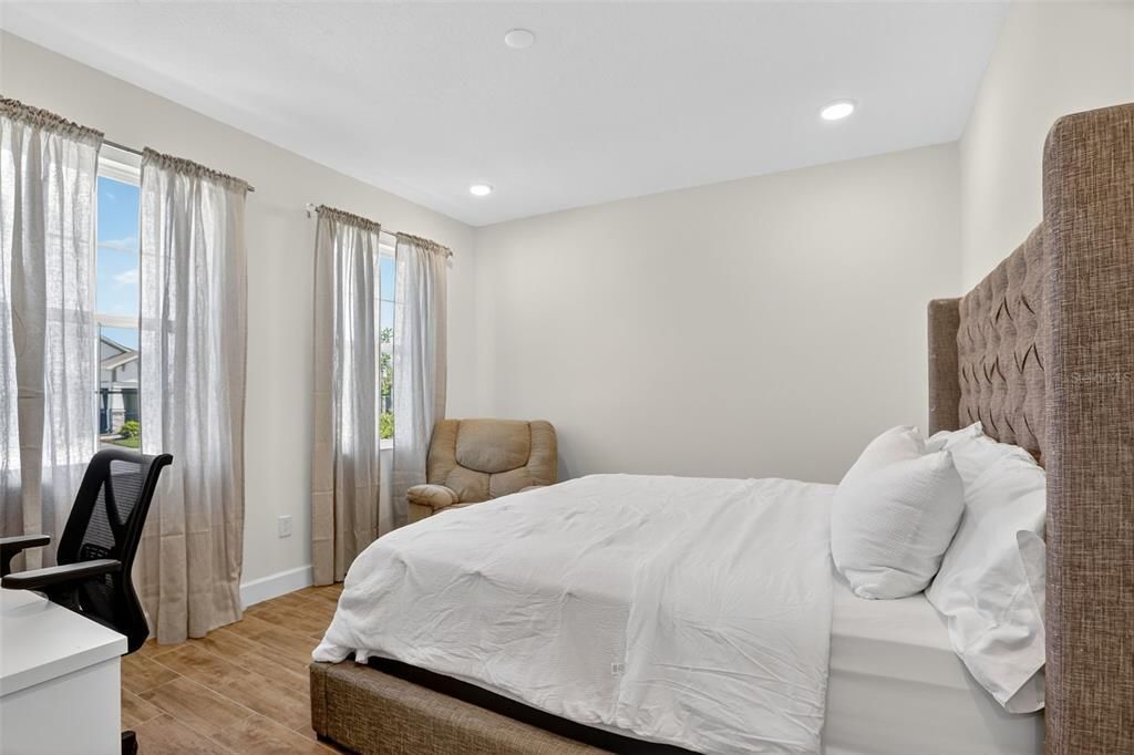 合同活跃: $999,999 (4 贝兹, 3 浴室, 3248 平方英尺)